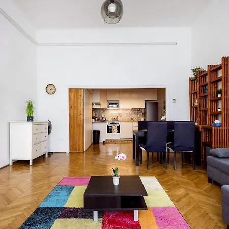Spacious And Bright Family In The Inner City Budapeste